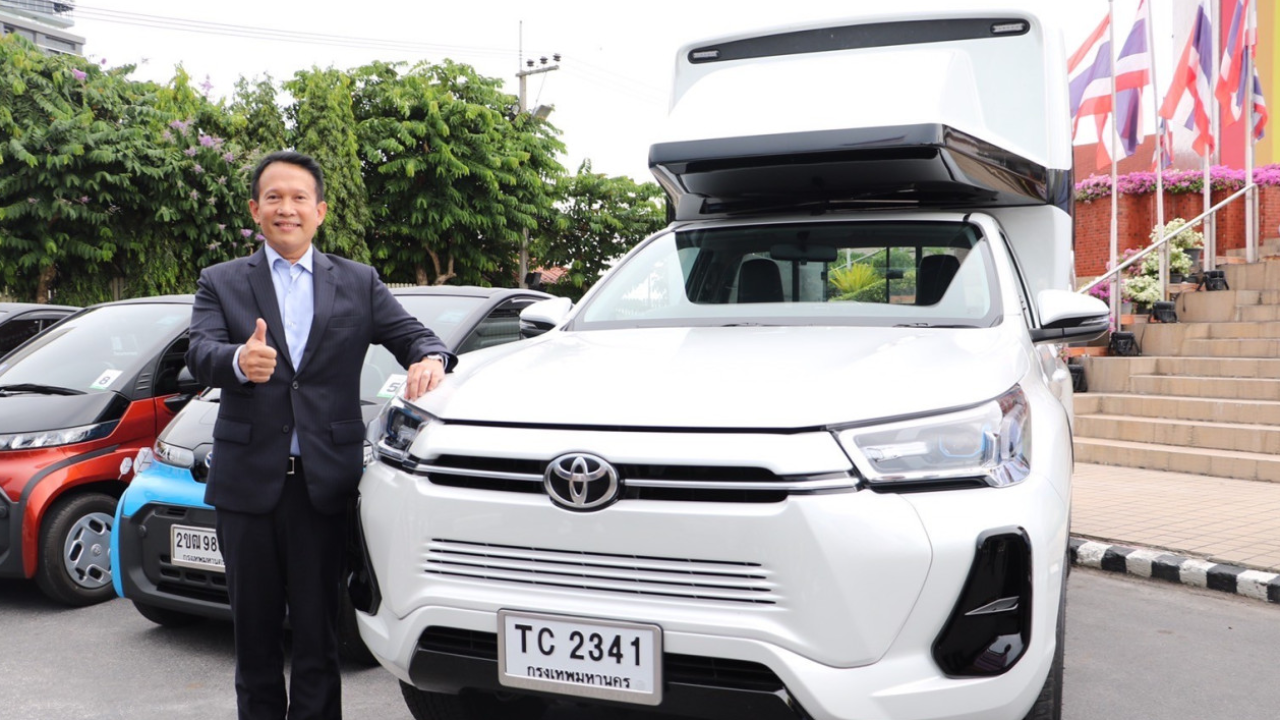 โตโยต้านำรถกระบะไฟฟ้า Hilux REVO BEV มาทดลองใช้เป็นรถสองแถวที่พัทยา