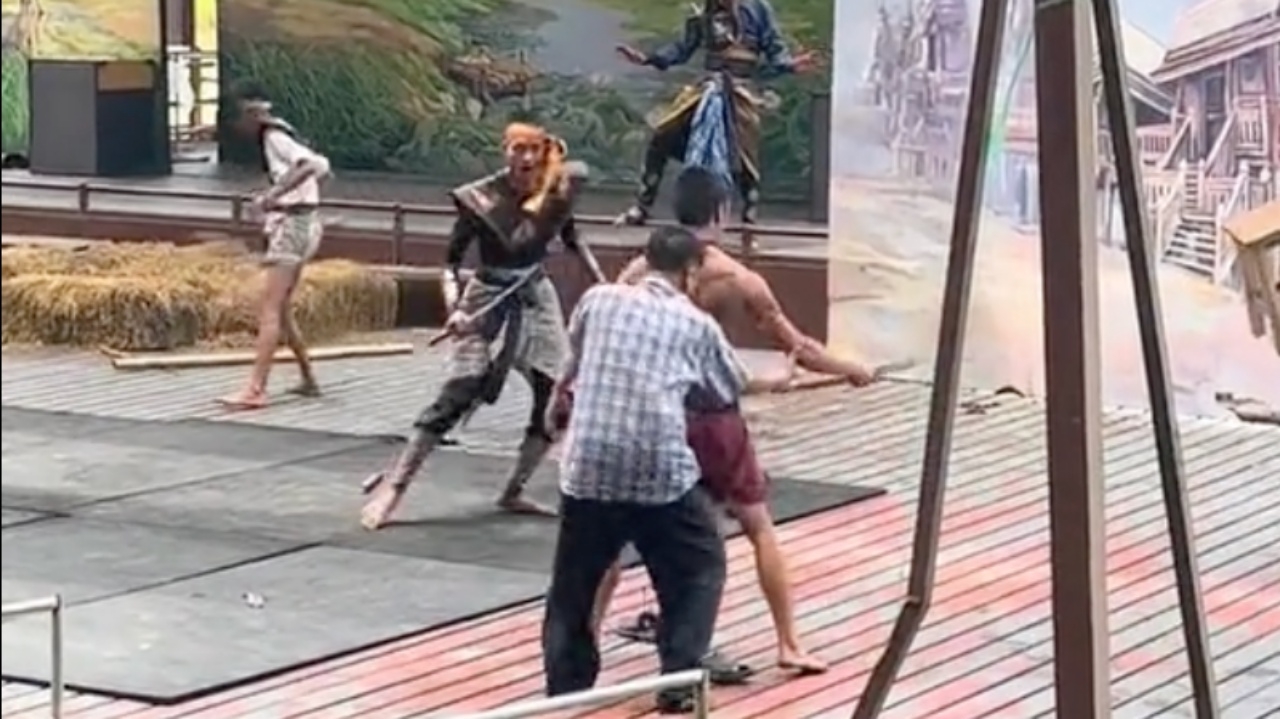 เห็นแบบนี้ ทนไม่ได้ คนไทยโดนรังแก ลุงโดดขึ้นเวทีช่วยสู้ข้าศึก (คลิป)