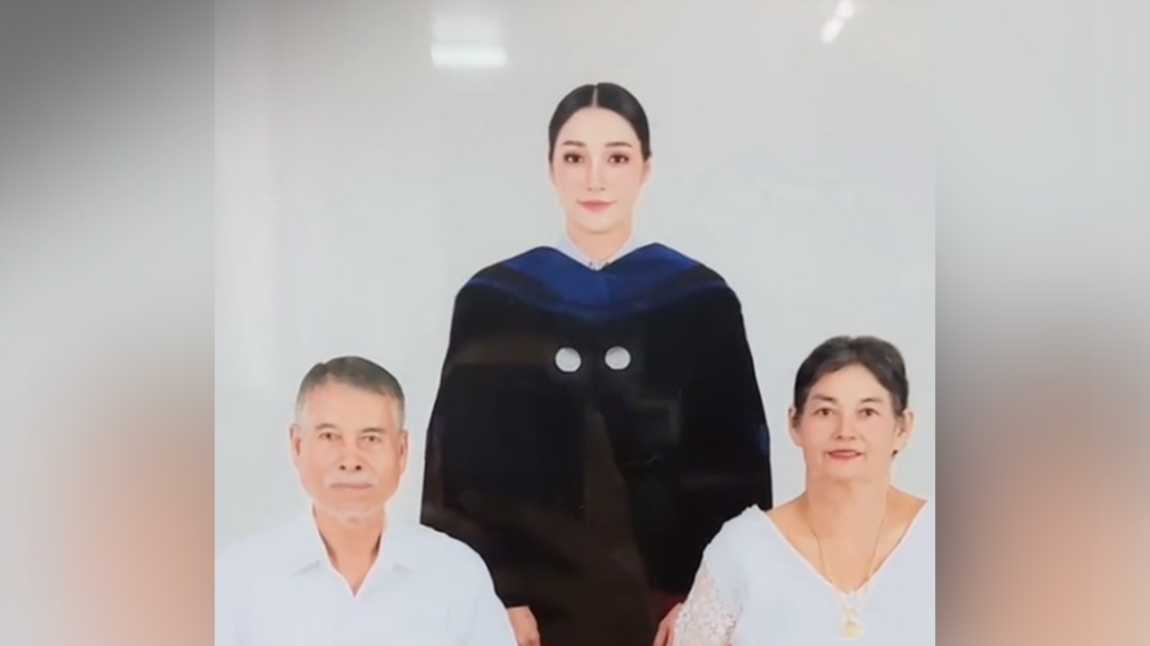 สาวกลั้นน้ำตา ถ่ายรูปครอบครัวครั้งสุดท้าย ส่งแม่ป่วยมะเร็งให้จากไปอย่างสงบ