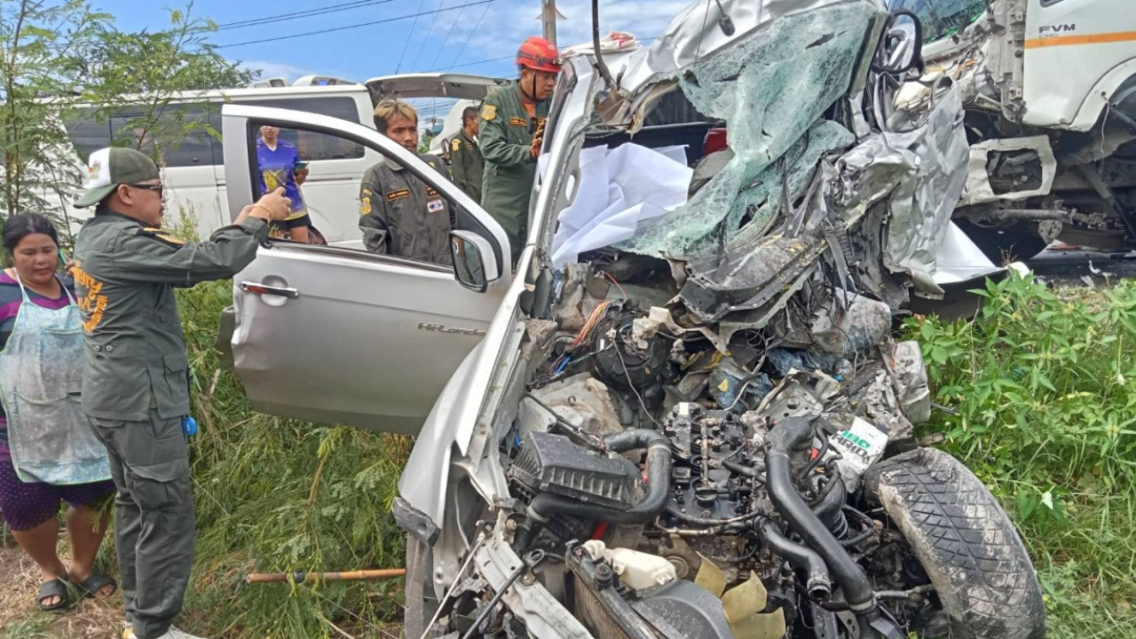 ปิกอัพหลุดโค้งฟาดรถพ่วง 2 หนุ่มดับคาที่ แม่สุดเสียใจลูกชายกำลังจะบวช