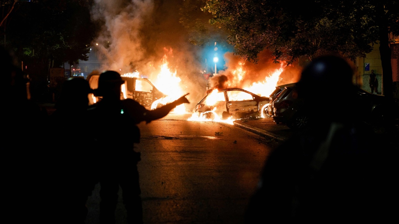 ฝรั่งเศสจับกุม 77 ราย เหตุประท้วงเดือดตำรวจยิงวัยรุ่นดับ