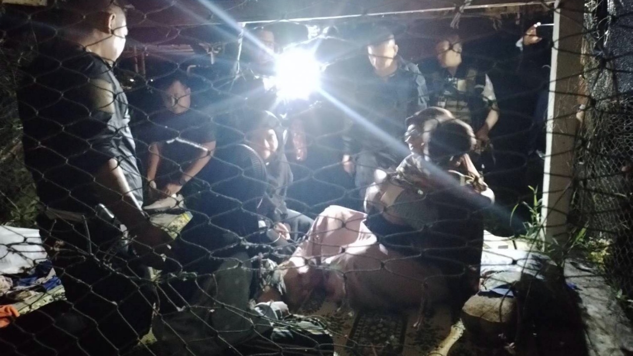 เจอแล้ว สองพี่น้อง แม่จับอัดคลิป กรอกน้ำยาล้างส้วม ส่งรีดเงินพ่อ