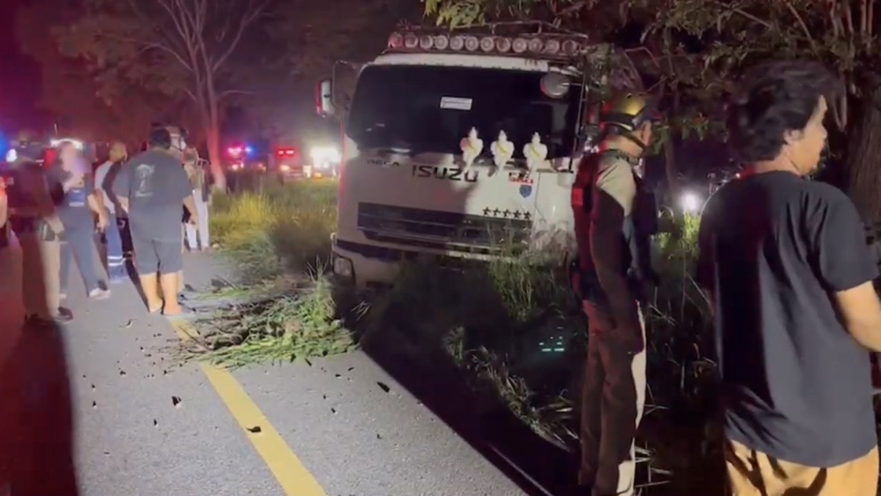 ไล่ล่าระทึก ช่างซ่อมขโมยสิบล้อ ขับหนีชนดะ ตร.ยิงยางแตกลงเกาะกลาง