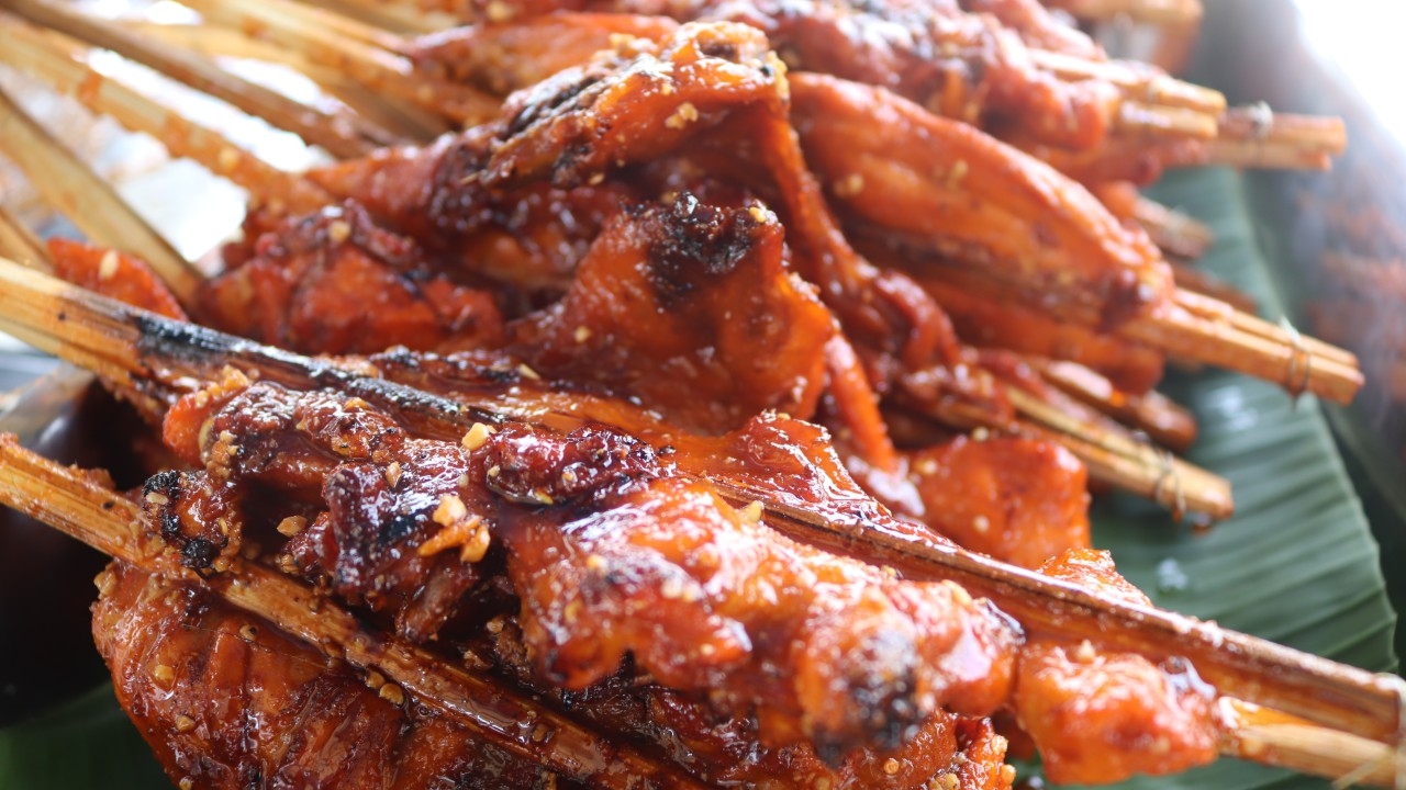 ต้องลองไก่ย่างทรงเครื่องถั่วลิสง ขายมากว่า 30 ปี เจ้ารถเข็นหน้าสรรพากรตรัง