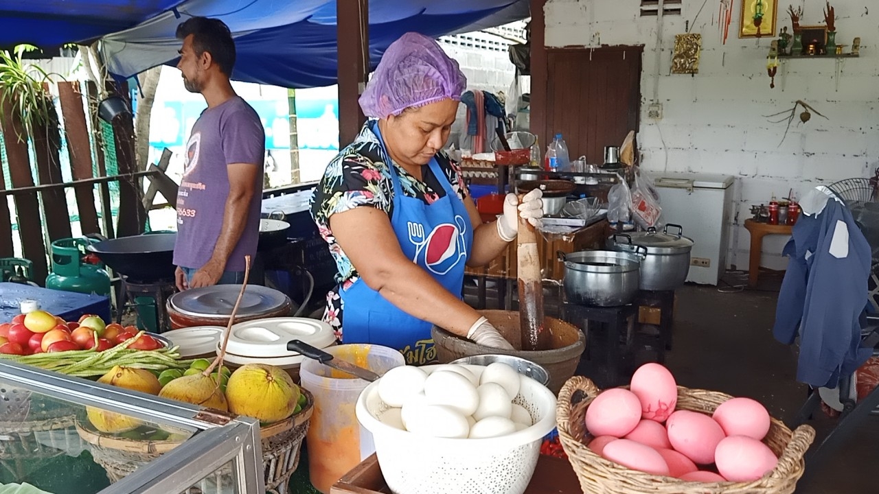 ร้านส้มตำริมทางขุขันธ์ ลูกค้าเข้าทั้งวัน เน้นซื้อกลับ ทำรายได้เดือนละ 4 แสน