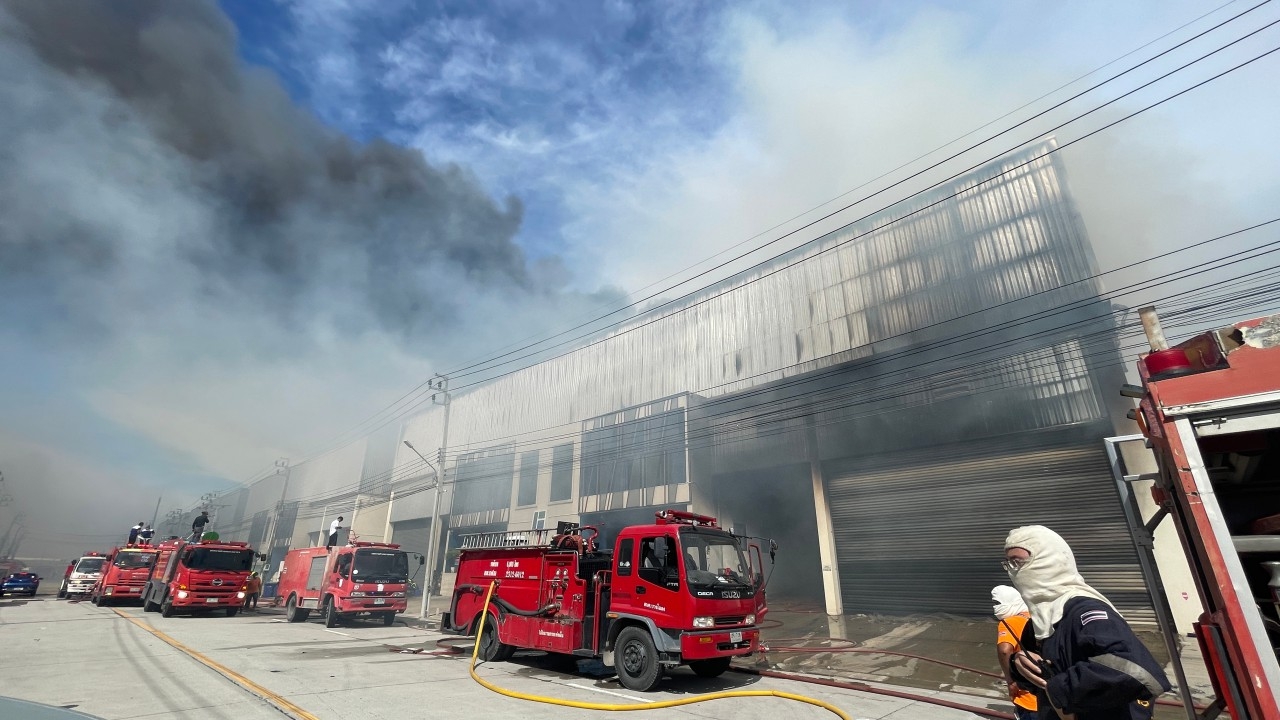 ไฟไหม้โกดัง บ.ผลิตอาหารสัตว์ย่านบางพลี คุมเพลิงได้แล้ว เร่งสำรวจความเสียหาย