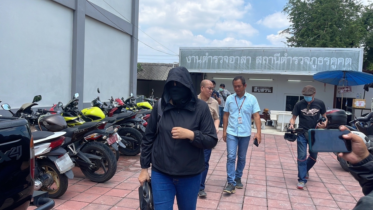 สืบ บก.น.7 คุมตัวโบว์ ผู้ต้องหาคดีรีดเงินเว็บพนัน 140 ล้าน ถึง สภ.คูคต