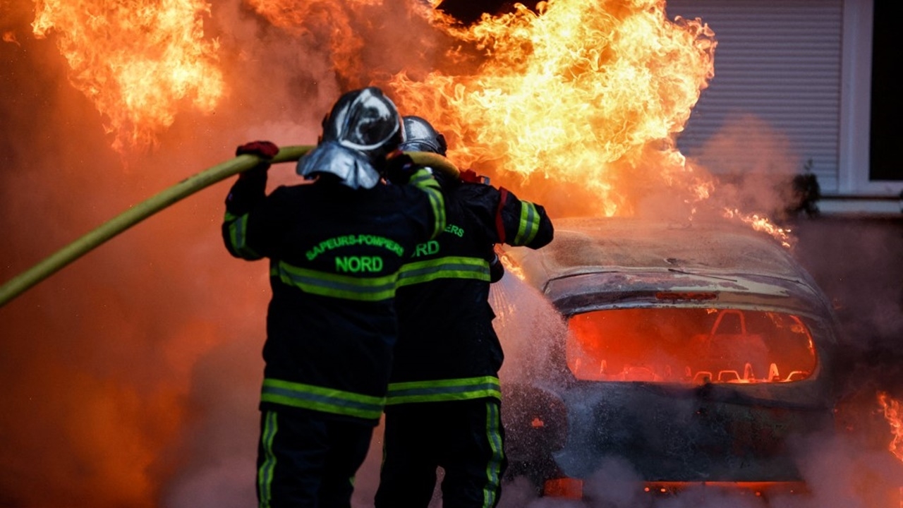 ตำรวจชนม็อบในปารีสวันที่ 3 หลายเมืองสั่งเคอร์ฟิวรับมือประท้วง