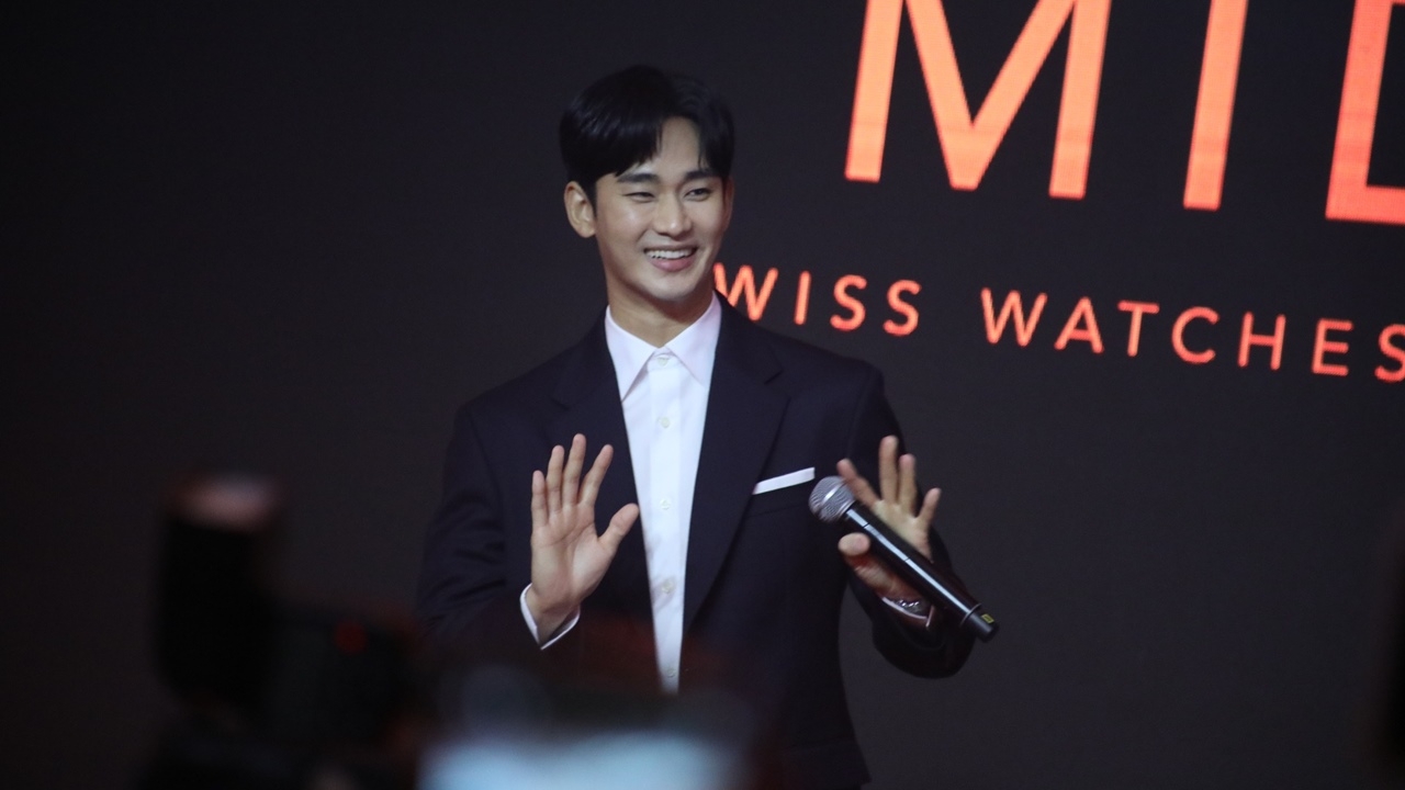 คิมซูฮยอน บินตรงร่วมอีเวนต์ แม้มาถึงไทยดึกมาก แต่แฟนคลับยังรอต้อนรับ