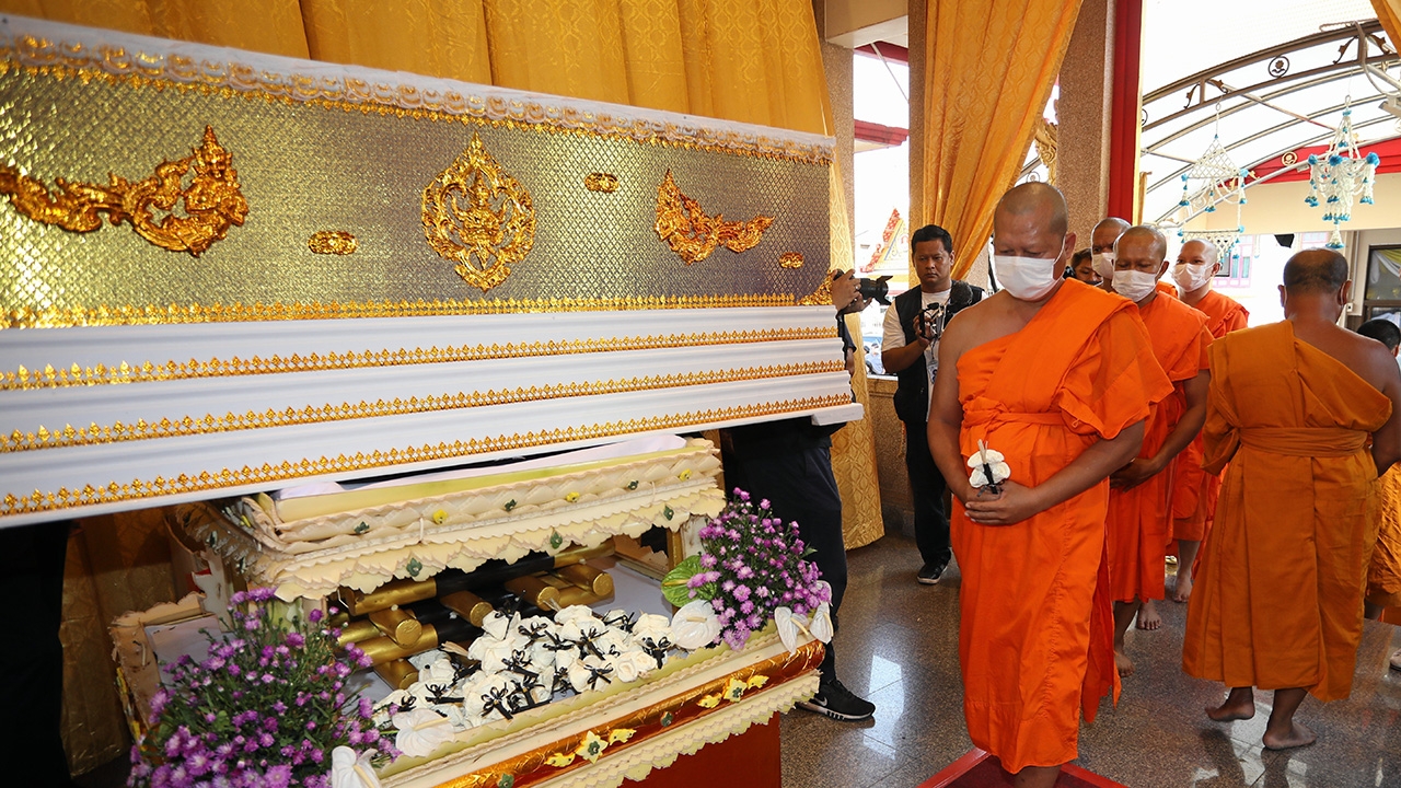 4 เจ้าหน้าที่บวชหน้าไฟ “น้องเบนซ์” พิธีพระราชทานเพลิง เพื่อนนร.แห่อาลัยรัก