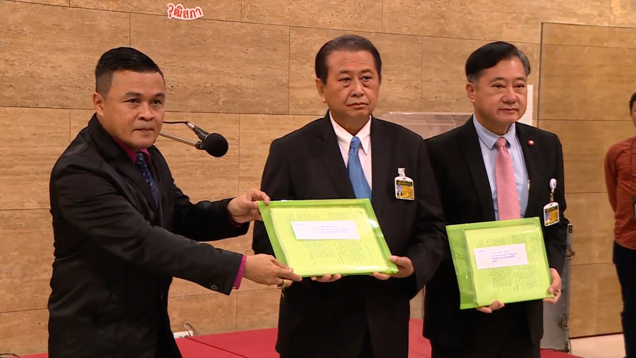 ยื่น ส.ว. สอบคุณสมบัติ “พิธา” ปมหุ้นสื่อ จี้เร่งดำเนินการก่อนโหวตนายกฯ