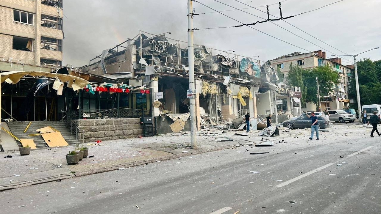 รัสเซียยิงมิสไซล์ 2 ลูก โดนร้านอาหารยูเครนพังยับ ดับ 3 ศพ เจ็บนับสิบ