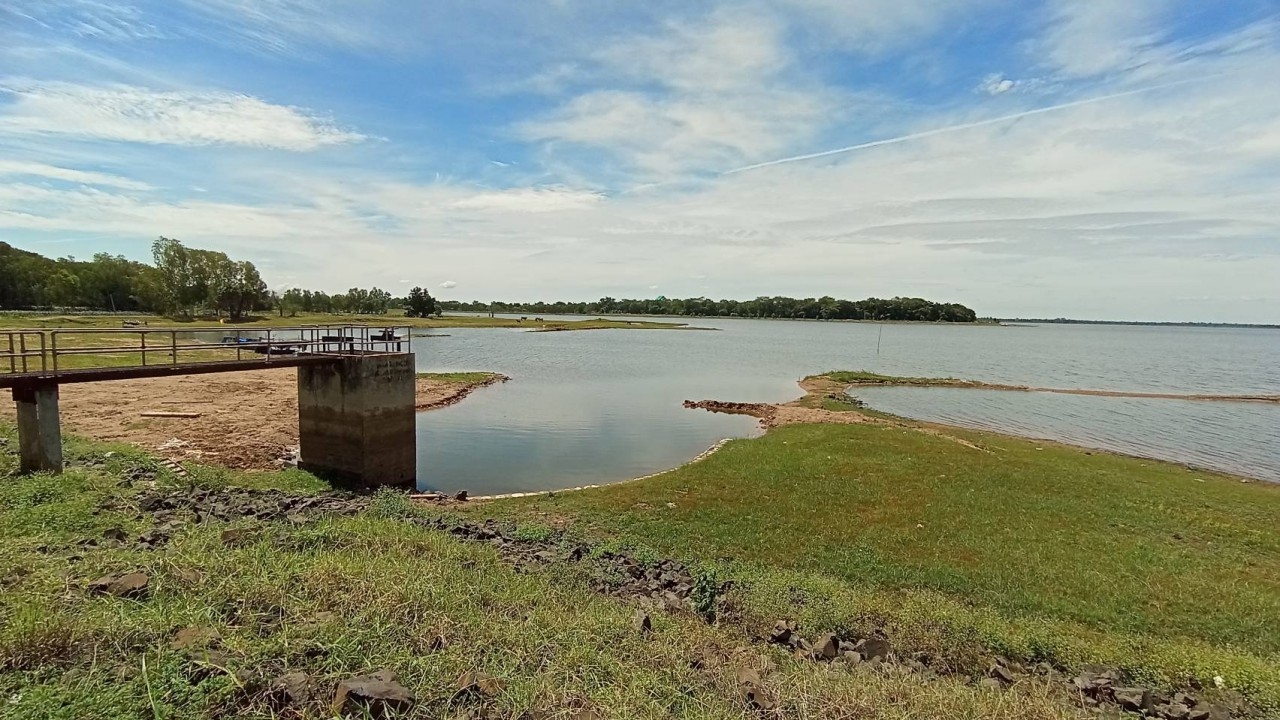 อ่างลำฉมวกโคราช น้ำลดต่อเนื่องเหลือไม่ถึง 30% ต้องงดจ่ายน้ำเพื่อการเกษตร 