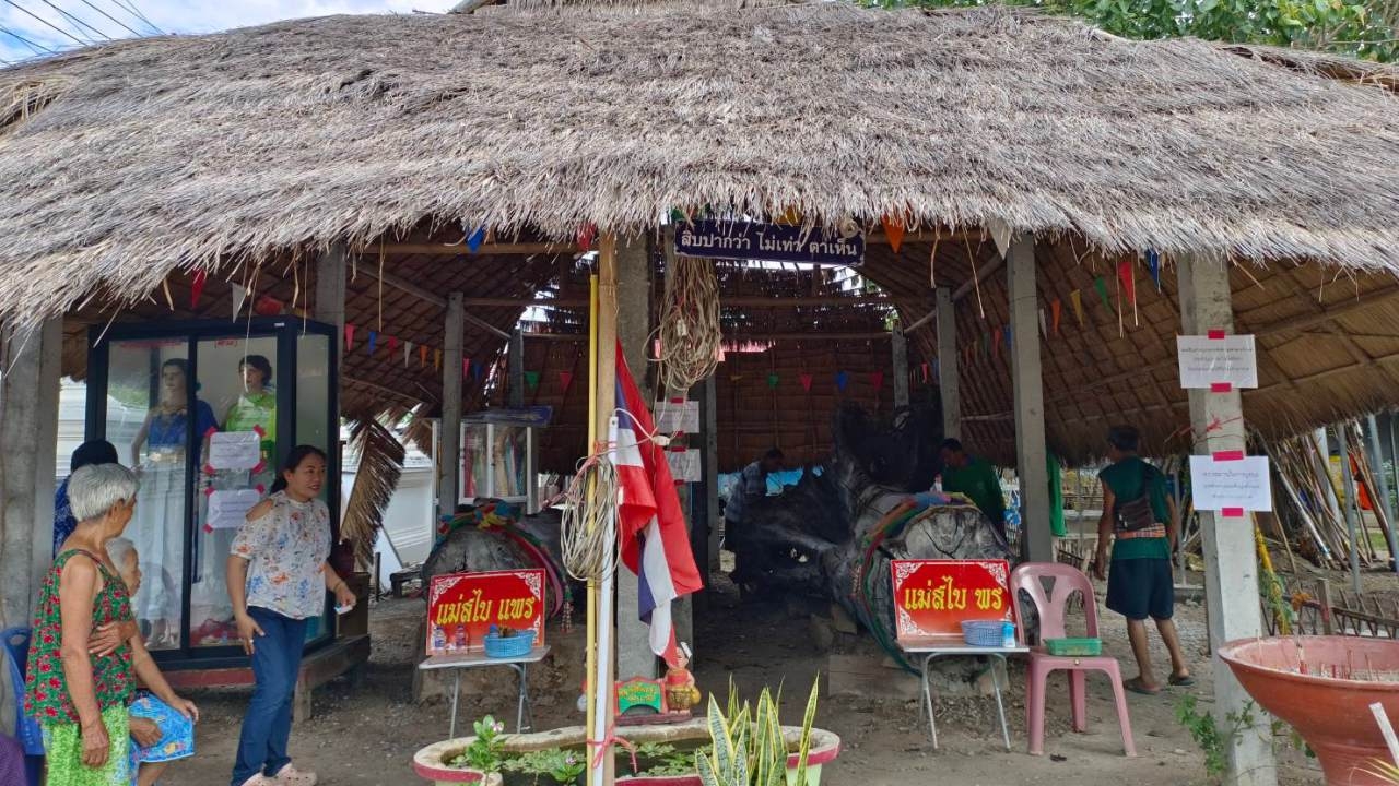 ชาวบ้านมาขอโชค "เจ้าแม่ตะเคียน" แน่นวัด ไม่ผิดหวังได้ "เลขเด็ด" ลุ้นโชค