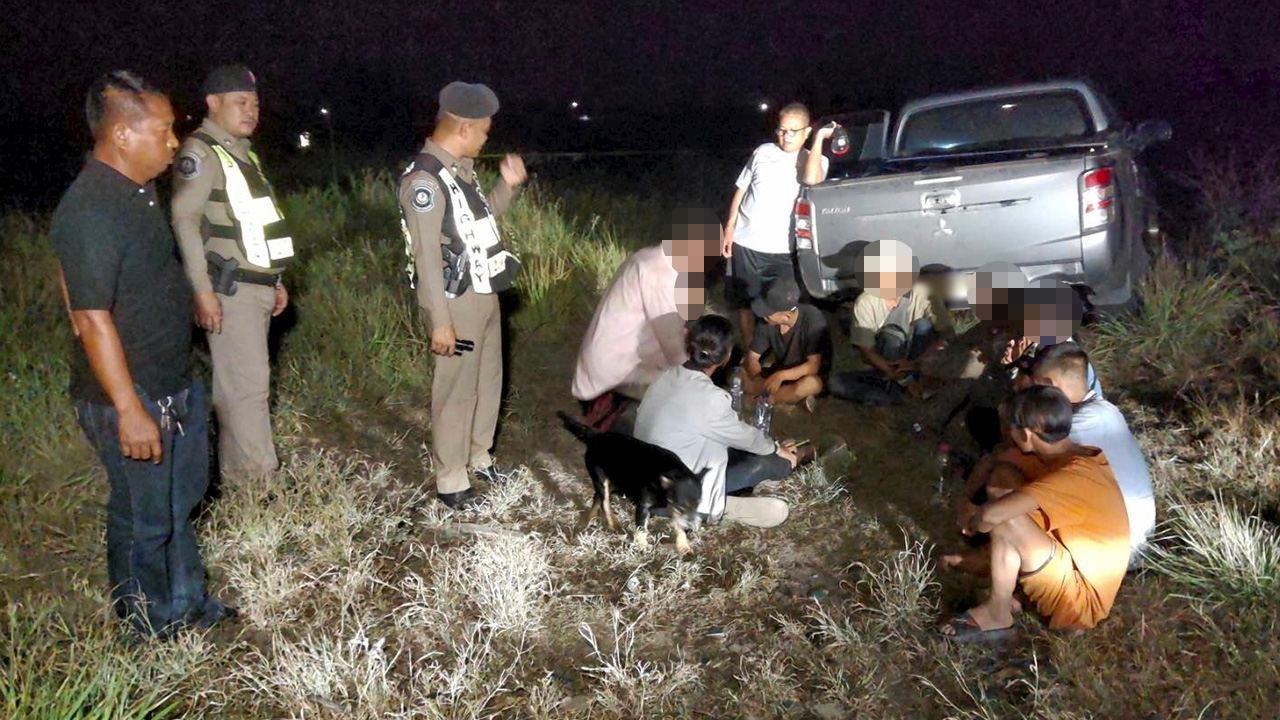 ทล.โชว์จับ 2 คดี สุพรรณบุรีสกัดลอบขนต่างด้าว สุราษฎร์ธานีส่งยา!