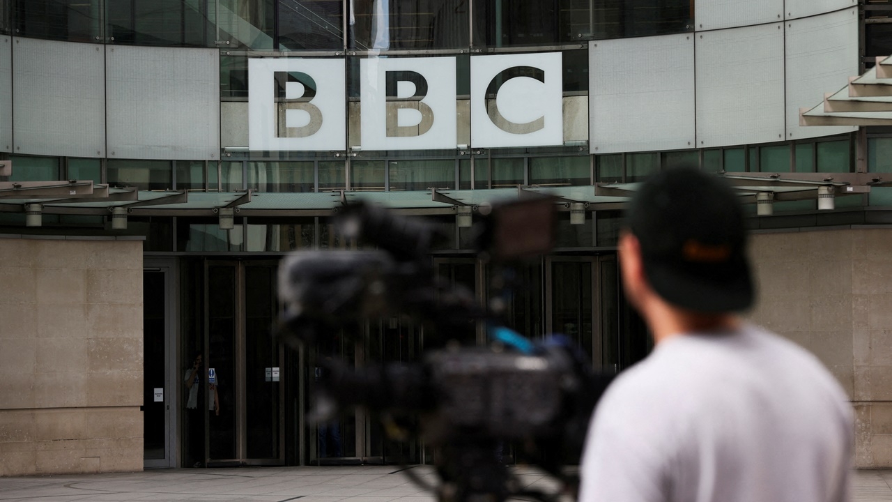 ผู้ประกาศข่าวบีบีซีงานเข้าอีก โดนแฉส่งข้อความขู่คนหนุ่มสาวรายที่ 2