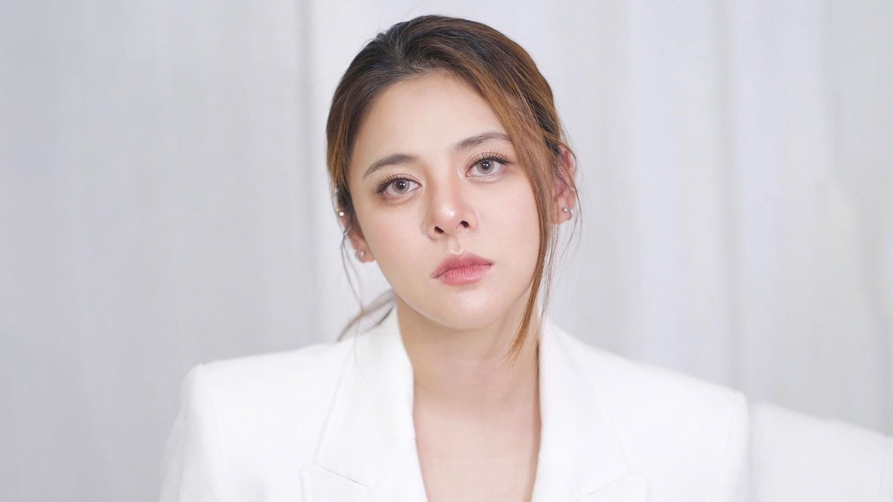 ใบเฟิร์น พัสกร ออกโรงเตือน FC ของศิลปินคนหนึ่ง หลังถูกจับผิดคนคุย