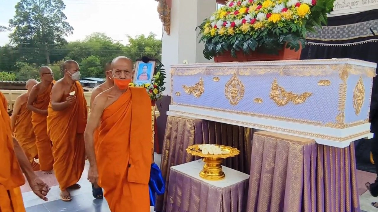 新年火葬谋杀受害者被塞进冰桶乌泰府 Wat Sangkat Ratanakhiri 寺