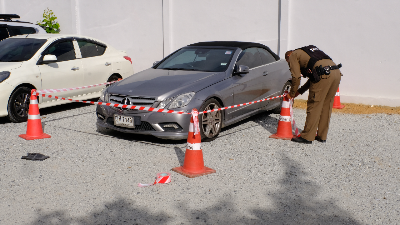 เจอแล้ว รถเบนซ์ "นักธุรกิจชาวเยอรมัน" ถูกจอดทิ้งปริศนา ภายในถูกน้ำยาเช็ดเป็นรอยด่าง