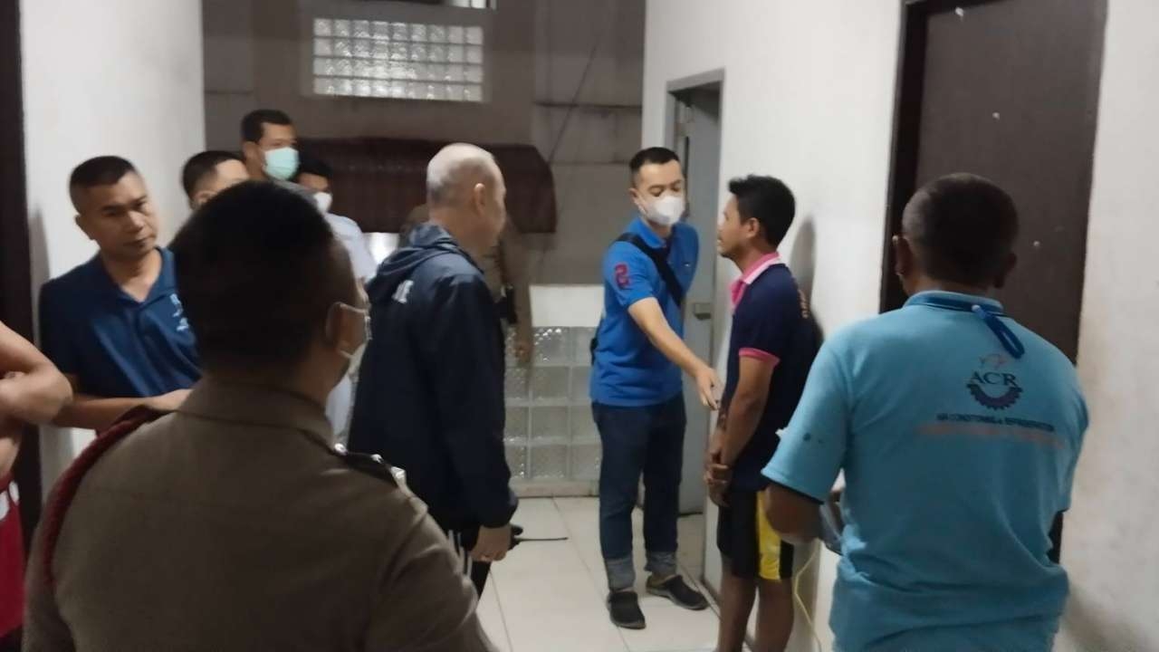 ผัวโหดซ้อมเมียตายคาห้อง ก่อนยืนรอมอบตัว อ้างโมโหทะเลาะรุนแรง