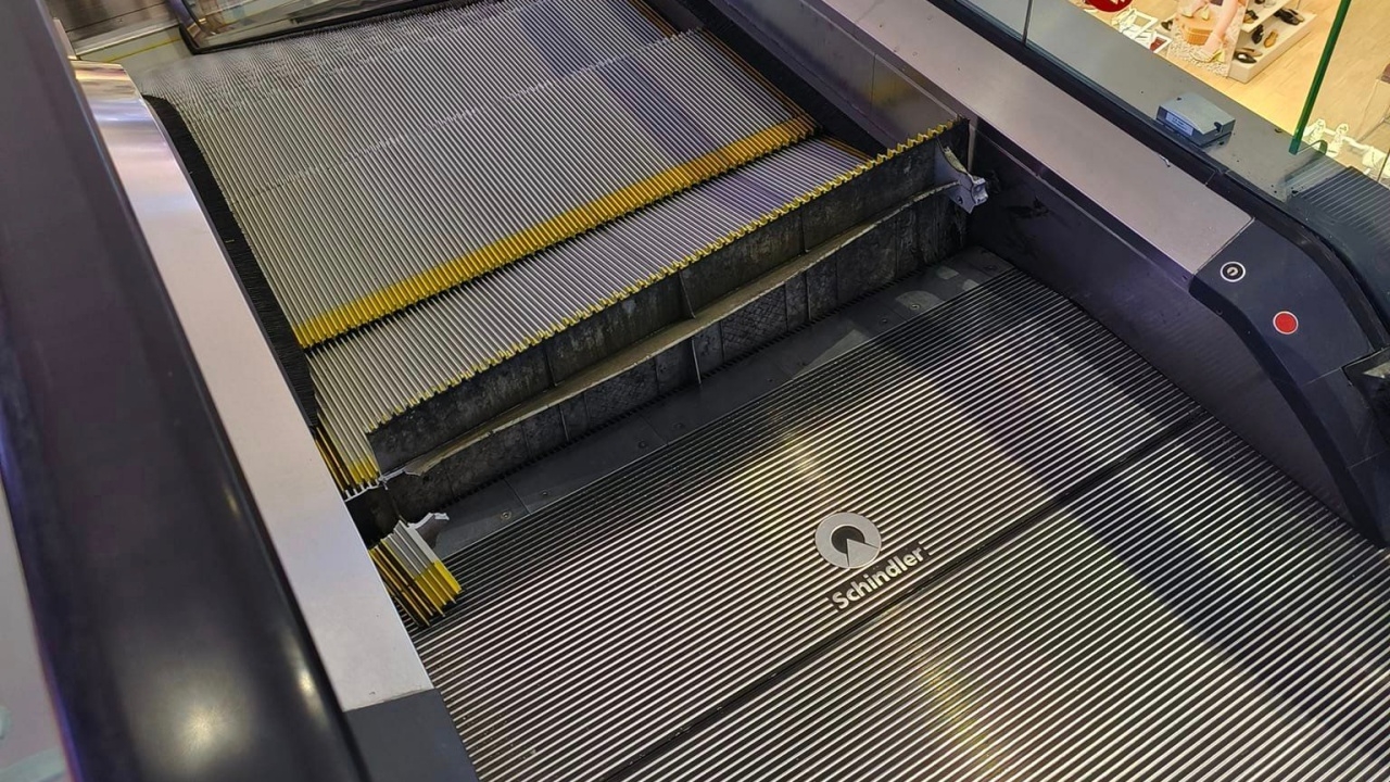 หนุ่มเล่านาทีช็อก บันไดเลื่อนห้างดังชำรุด แผ่นบันไดชนกันเกิดเสียงสนั่น (คลิป)