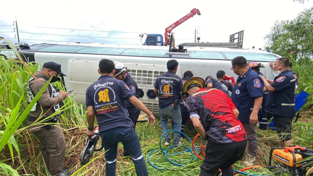 รถทัวร์จีนฝ่าสายฝนพลิกคว่ำ วิ่งจากเกาะเสม็ดไปพัทยา ถูกทับเจ็บ 4 ราย