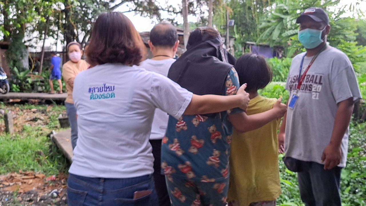 2 ดญ.พ้นนรก แม่ติดยาพาขายตัว คนโตทนไม่ไหวหนีออกจากบ้าน แจ้ง “เพจดัง” ช่วย