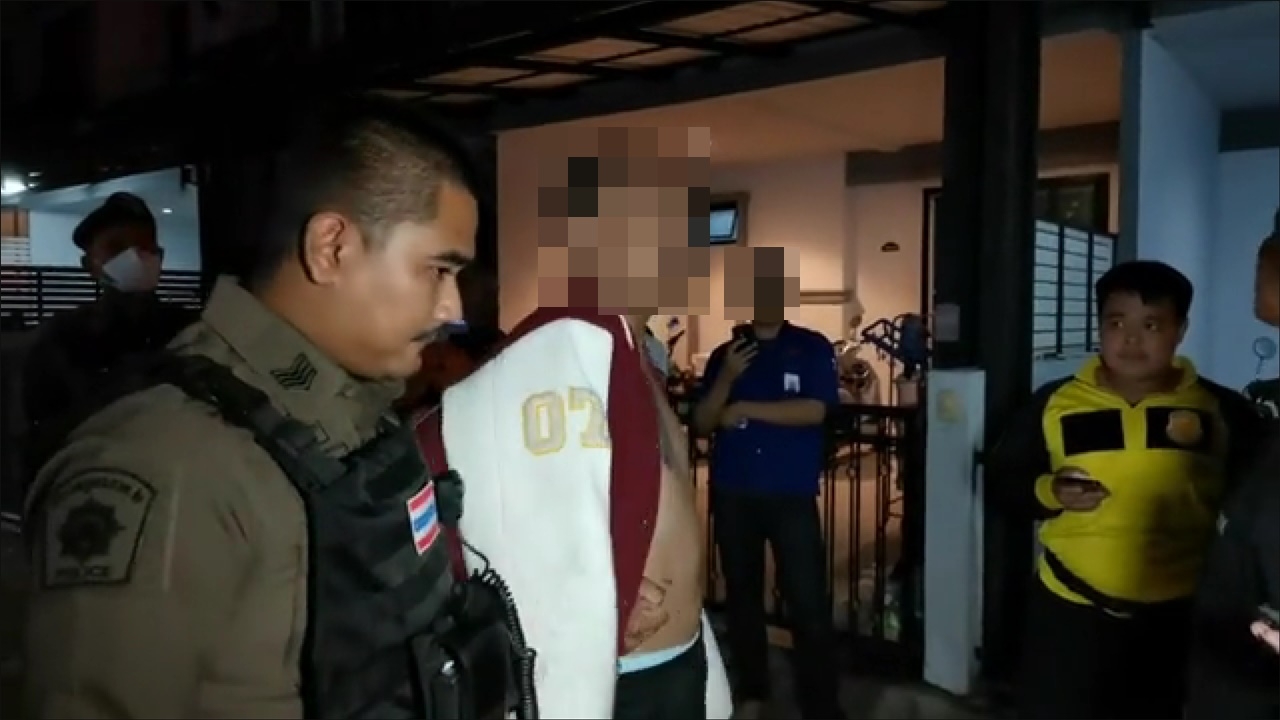 หนุ่ม รง.กำลังทอดหมูแดดเดียว อริมาหาเรื่องคว้าเหล็กขูดชาร์ปแทงตาย 1