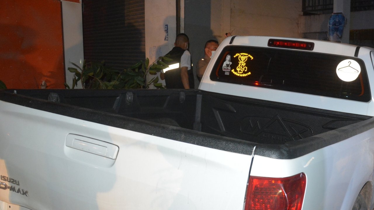 แม่ค้าสาวขับกระบะเสียหลักพุ่งเข้าตึกแถว ร่างออกหน้าต่างมาอัดกับเสาตายคาที่