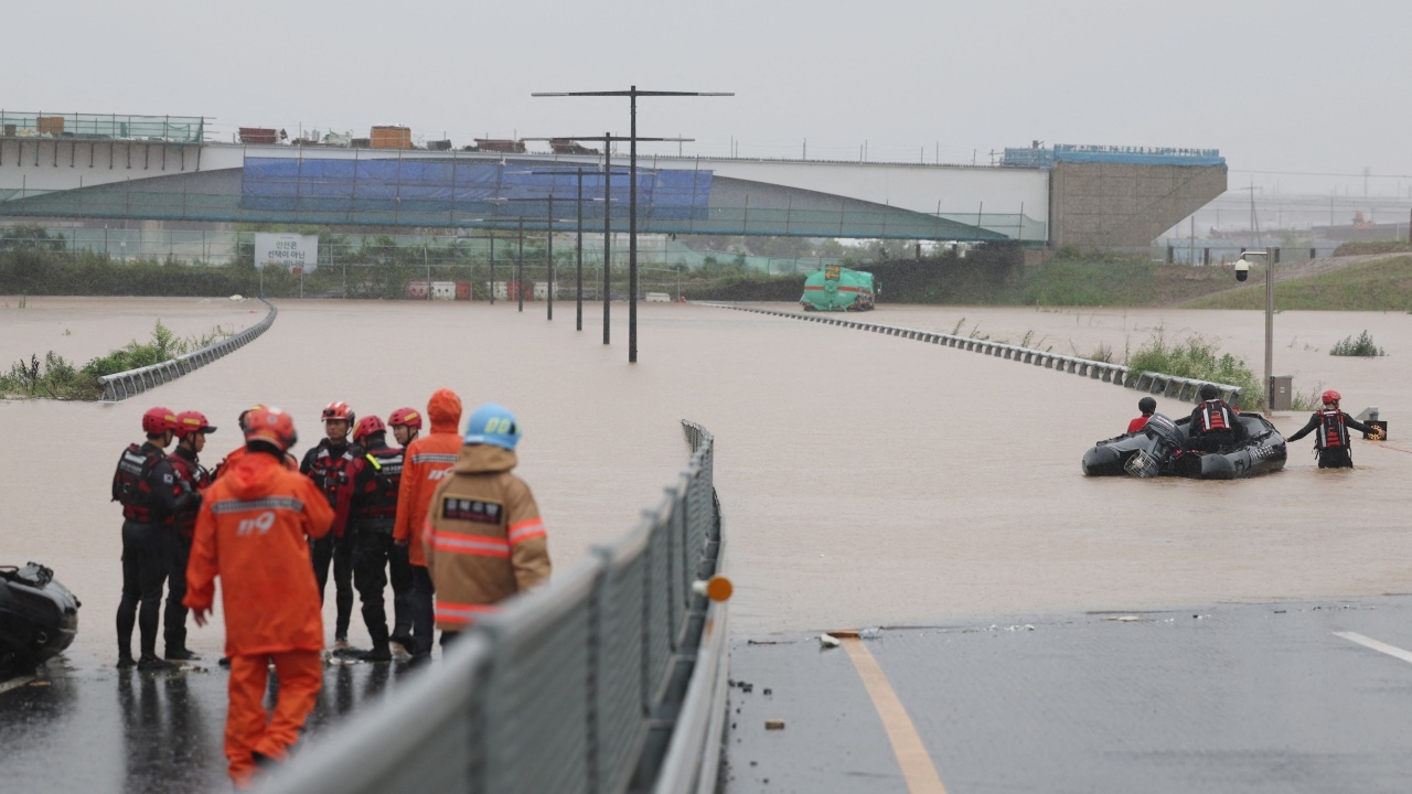 ยอดตายน้ำท่วม-ดินถล่มเกาหลีใต้พุ่ง 26 ศพ เร่งกู้รถยนต์จมน้ำในอุโมงค์