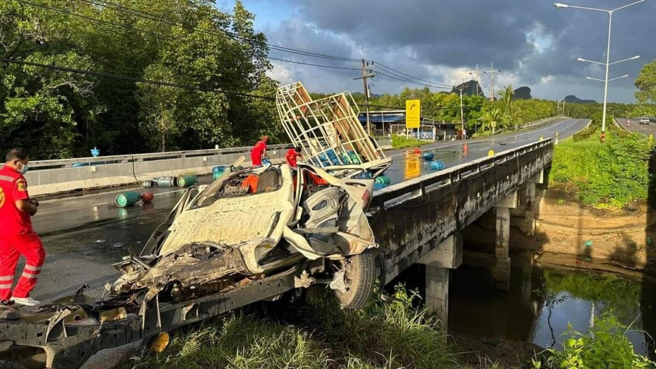 天然气运输卡车撞上 Khlong Pat 桥Thap Put-攀牙路煤气罐散落一地司机当场死亡