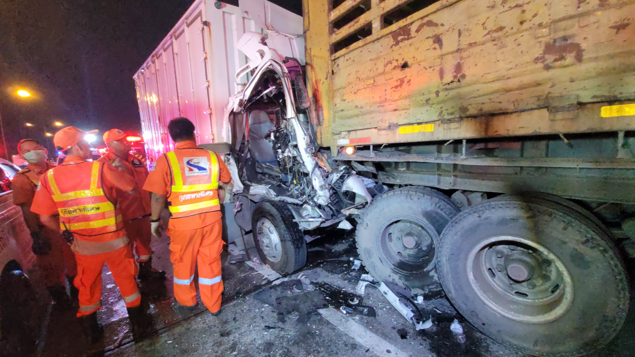 "เสยท้ายสนั่น" รถพ่วงน้ำมันหมด-จอดข้างทาง สิบล้อชนตูม ตาย 1 เจ็บ 1
