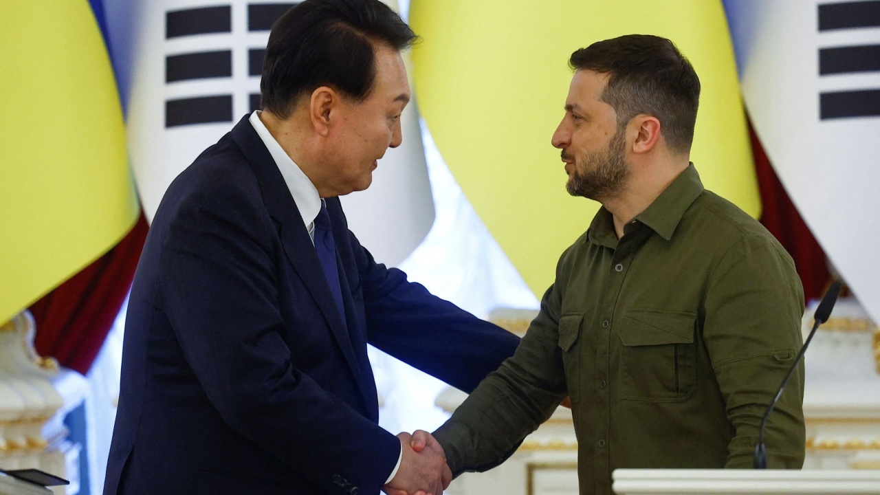 สงครามยูเครน วันที่ 507 ปธน.เกาหลีใต้เยือนเคียฟ จับมือเซเลนสกี