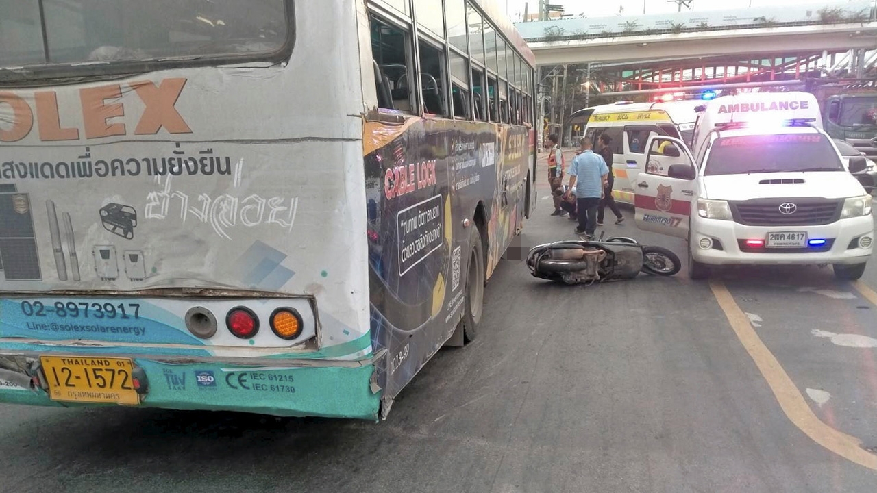 2 นศ.สาว สจล.จยย.ล้ม รถเมล์เบรกไม่ทันทับดับ