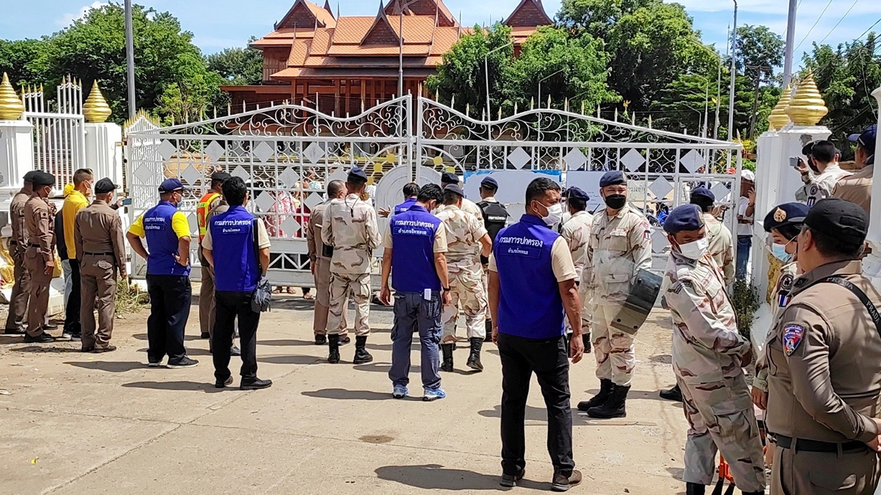 เจ้าหน้าที่เจ็บ-ถอนกำลัง ศึกวัดบางคลาน กลุ่มยึดไม่ยอม หนังสติ๊กยิงใส่