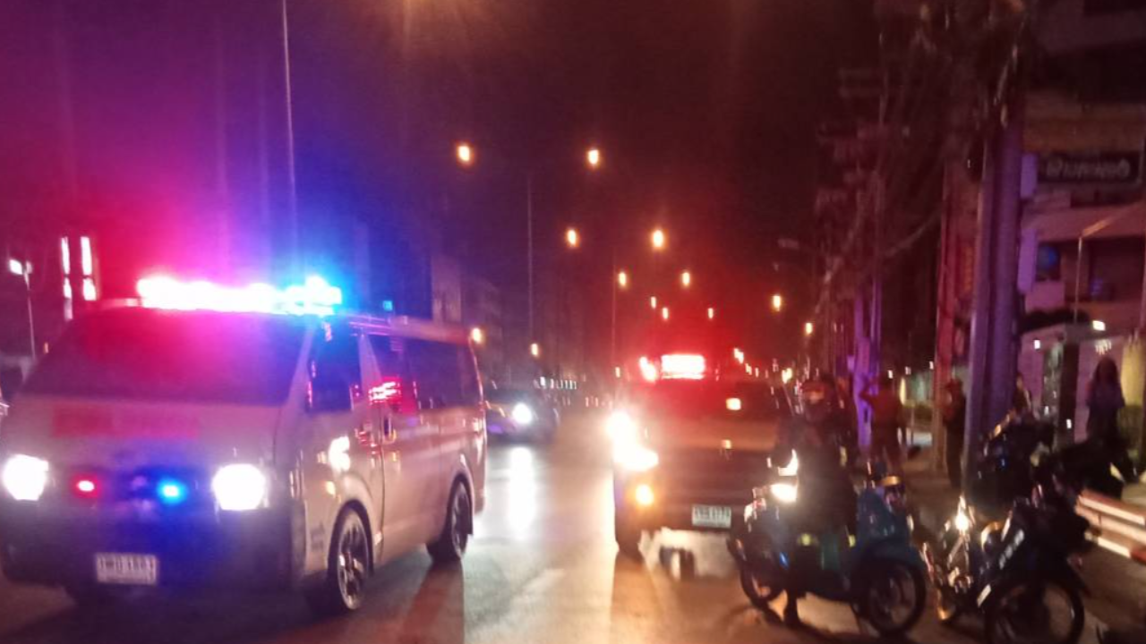 โจ๋โหด ขี่ จยย.ไล่กัน ถีบรถอีกฝ่าย ชนราวเหล็กกั้นขอบทาง ดับ 1 เจ็บ 1