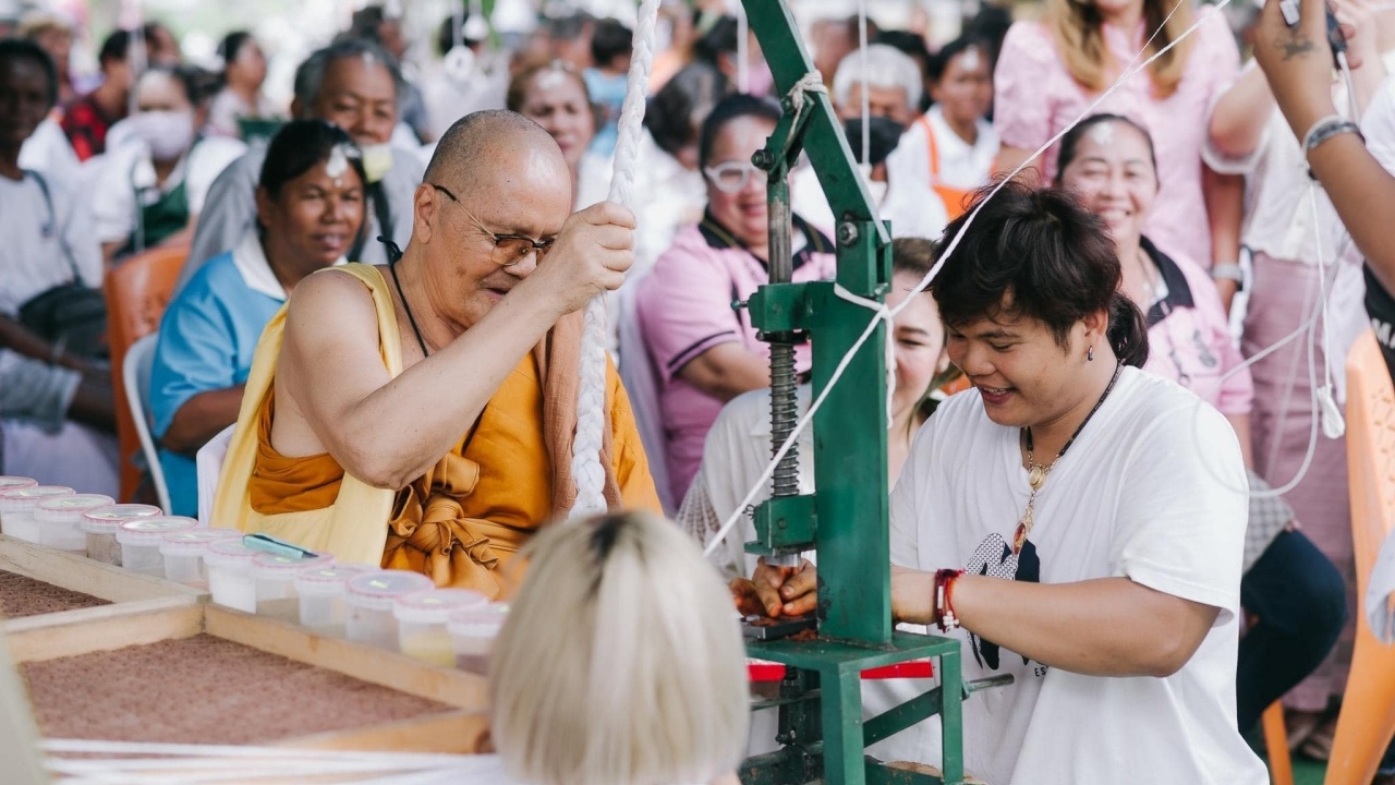 สาธุชนร่วมพิธีบวงสรวงเบิกเนตร "พระพิฆเนศ" ไม่ลืมส่องเลขเด็ดงวดนี้ ลุ้น 16/7/66