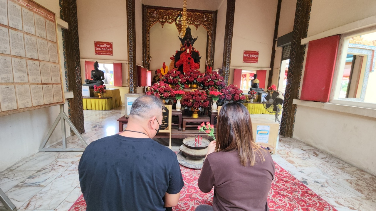 สองผัวเมียขอโชค "ท้าวเวสสุวรรณ" ไม่ลืมล้วงไห-จุดธูปมงคลได้ "เลขเด็ด" ลุ้นรวย
