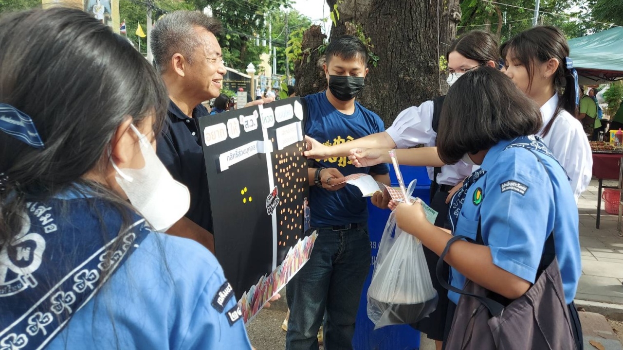 อดีตผู้สมัคร ส.ส.ทำโพลกับ นร.ที่พิษณุโลก "อยากให้ ส.ว.โหวตแบบไหน"