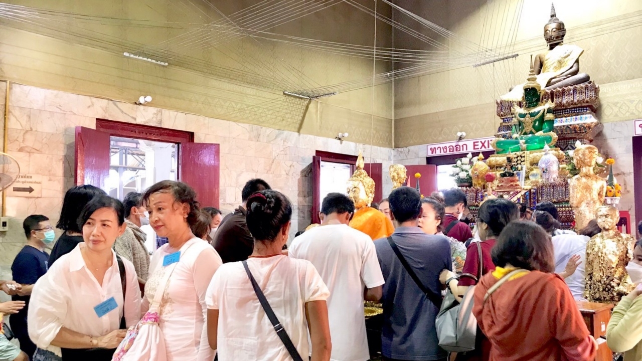 ไหว้ขอพร "หลวงพ่อปากแดง" คอหวยเก็บ "เลขเด็ดงวดนี้" เสี่ยงโชค