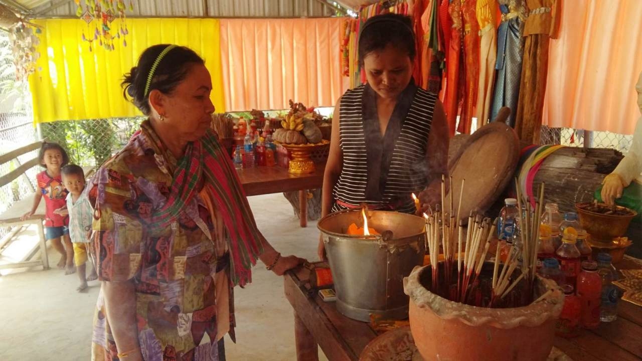 คอหวยเดินทางมาขอโชค "ปู่คำ-ย่าทอง" ไม่ผิดหวังได้ "เลขเด็ดงวดนี้" 16/7/66