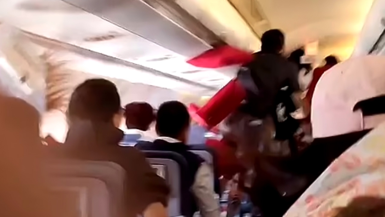 นาทีระทึก ผดส.หวีดร้องลั่น เครื่องบิน ‘แอร์ ไชน่า’ เจอสภาพอากาศปั่นป่วน (คลิป)