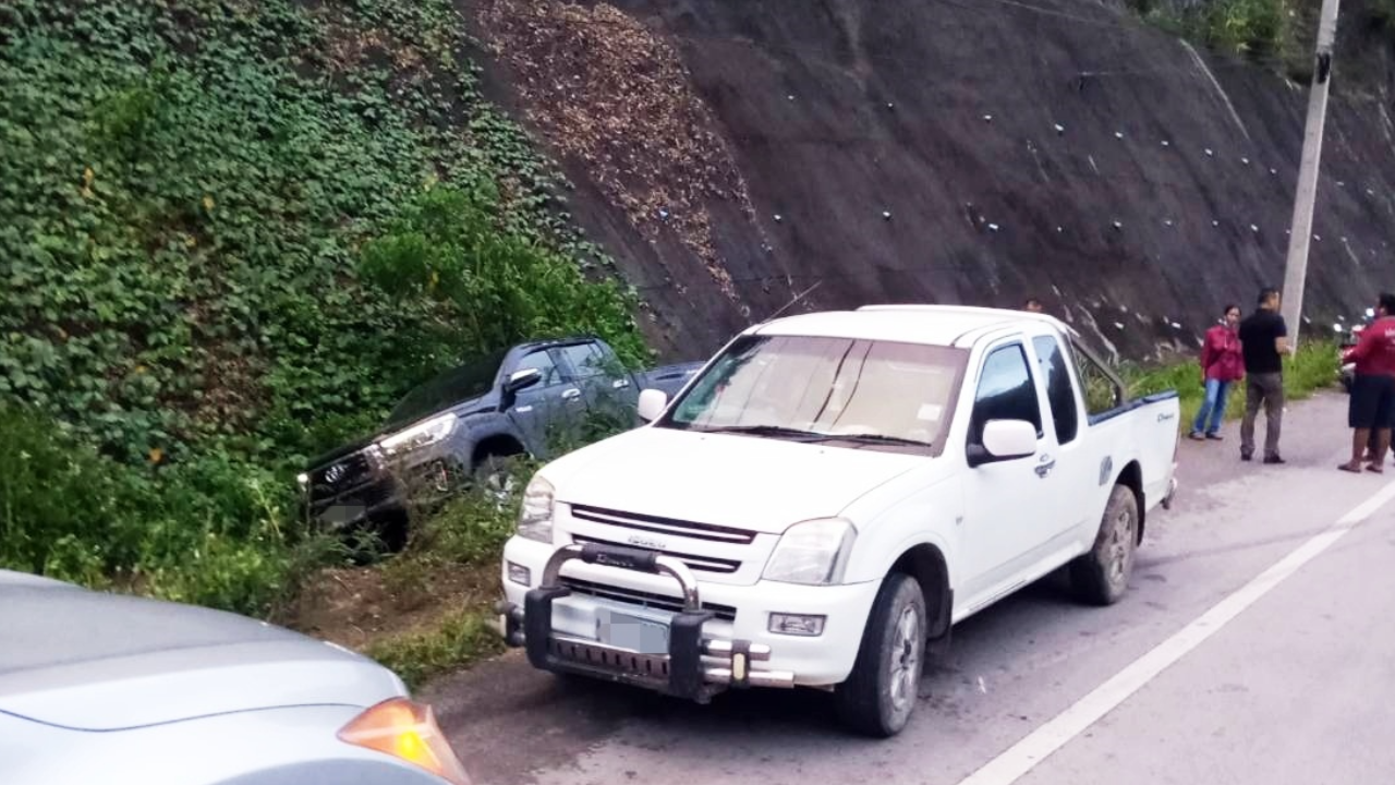 "พ.ต.ท." เคราะห์ร้าย รถตกข้างทางยืนข้างถนน ถูกกระบะพุ่งชนดับสลด