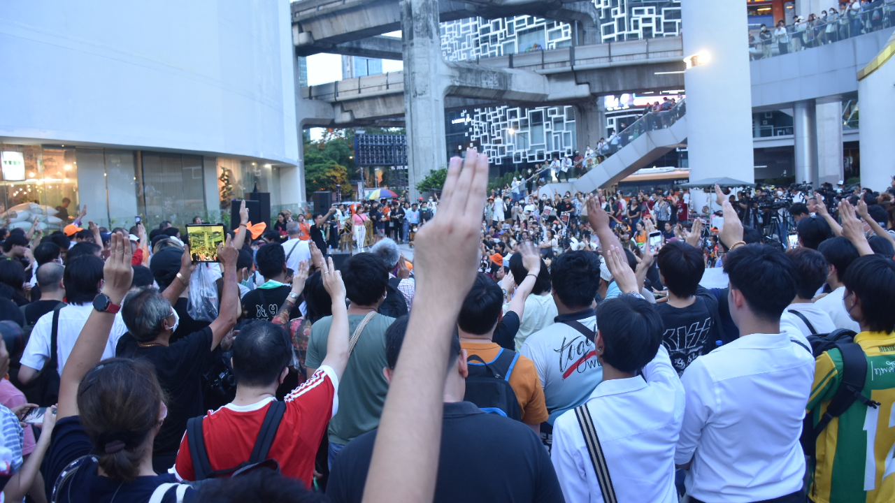 ม็อบหนุนก้าวไกล เรียกร้องยกเลิก ส.ว. ทวงคืนอำนาจประชาชน ลั่น ไม่เลือกก็ออกไป