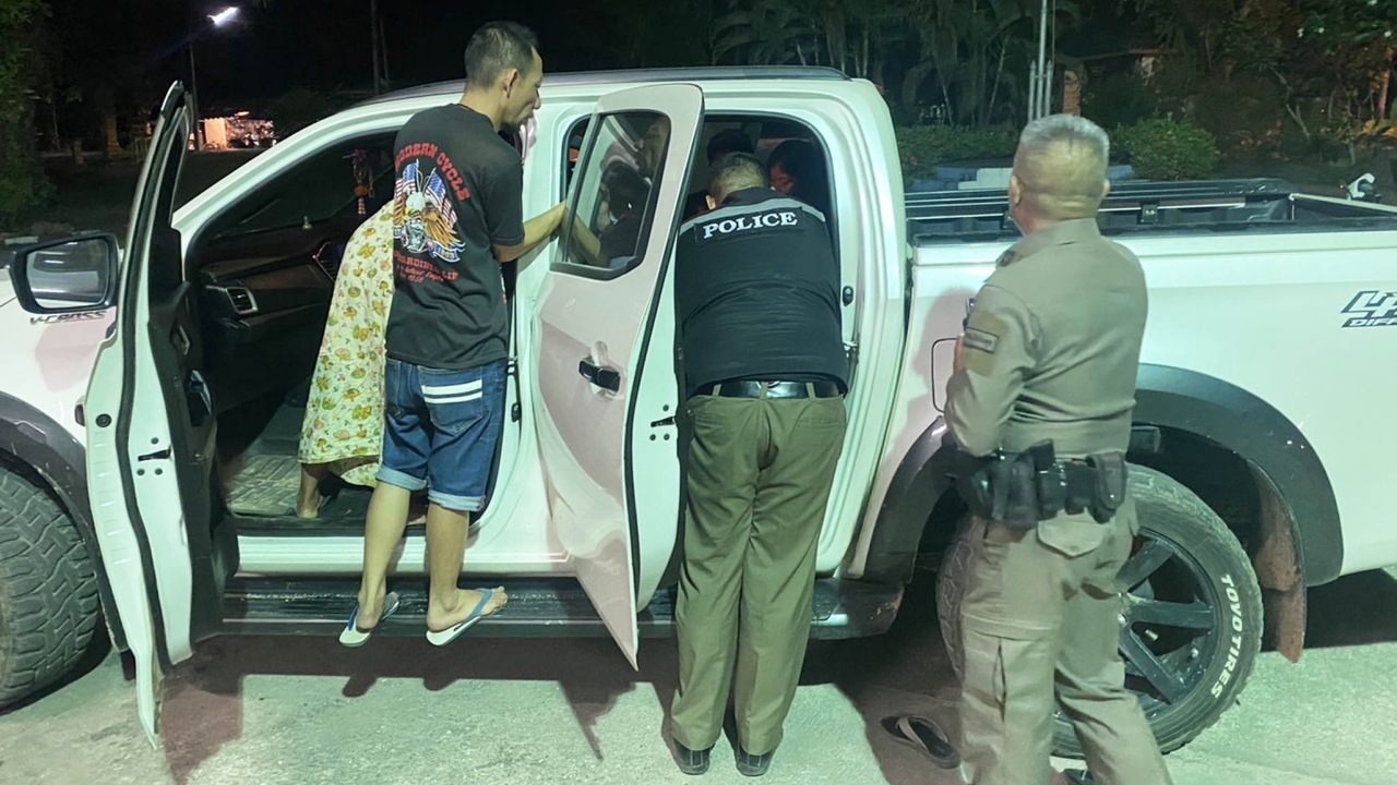 แห่ชื่นชม "ตำรวจ" ทำคลอดสาวบนรถกระบะ คอหวยเอาด้วย ขอส่อง "เลขเด็ด" ทะเบียนรถ