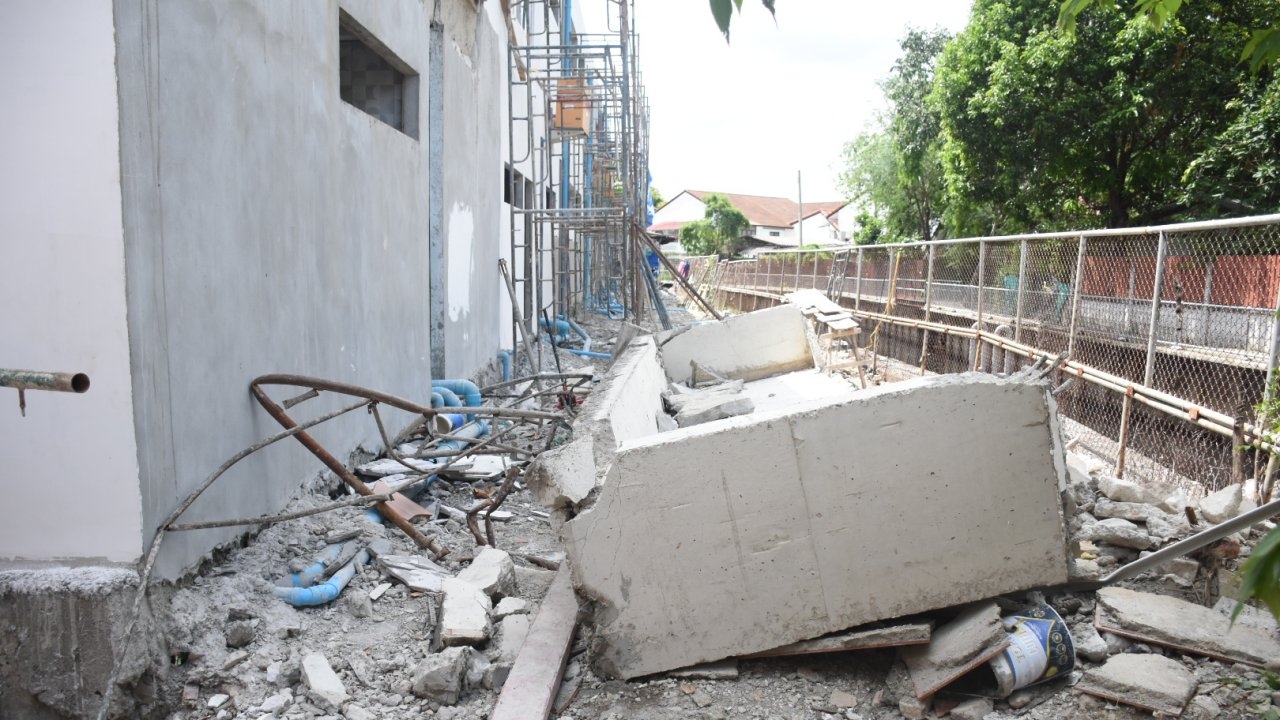 คานปูนระเบียงอาคารถล่มในวัดบางเตย ทับร่างคนงานเมียนมาดับ 1 ศพ เจ็บ 1 ราย