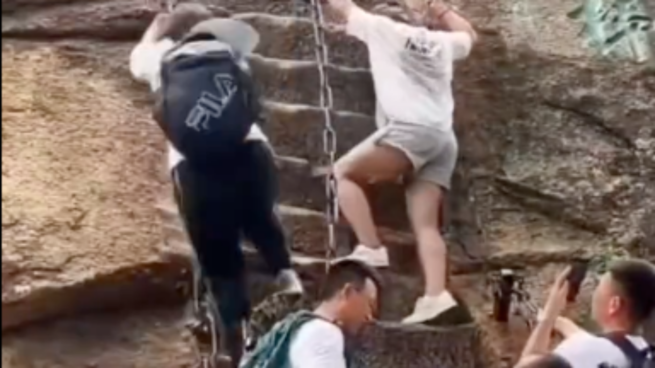 ตื่นตกใจ นทท.หญิงจีนพลัดตกบันไดขึ้นเขาหัวซาน (คลิป)