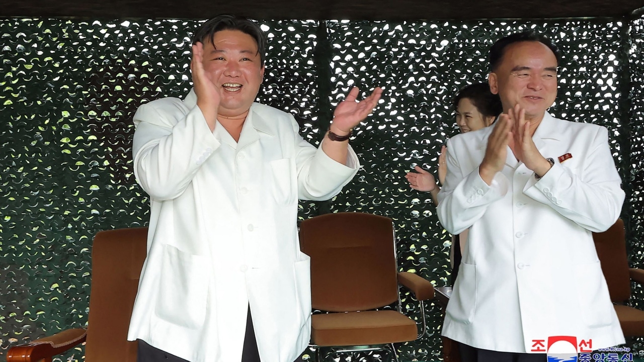 คิม จอง อึน ปลื้ม มาดูทดสอบยิงขีปนาวุธข้ามทวีปฉลุย บินนานสุด 74 นาที