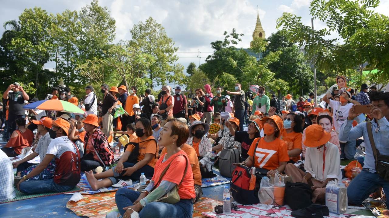 ด้อมส้มคึกคัก ร่วมลุ้นผลโหวต "พิธา" เป็นนายกฯ แน่นหน้าศูนย์ราชการกรุงเทพฯ