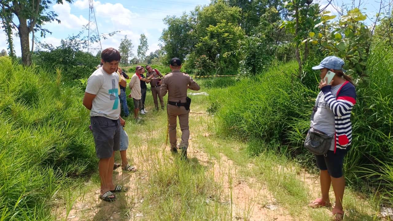 พบศพสาวห้างดัง ถูกแทงคอดับ ข้างกายมีจดหมายวางอยู่ คาดแฟนหนุ่มมือมีด